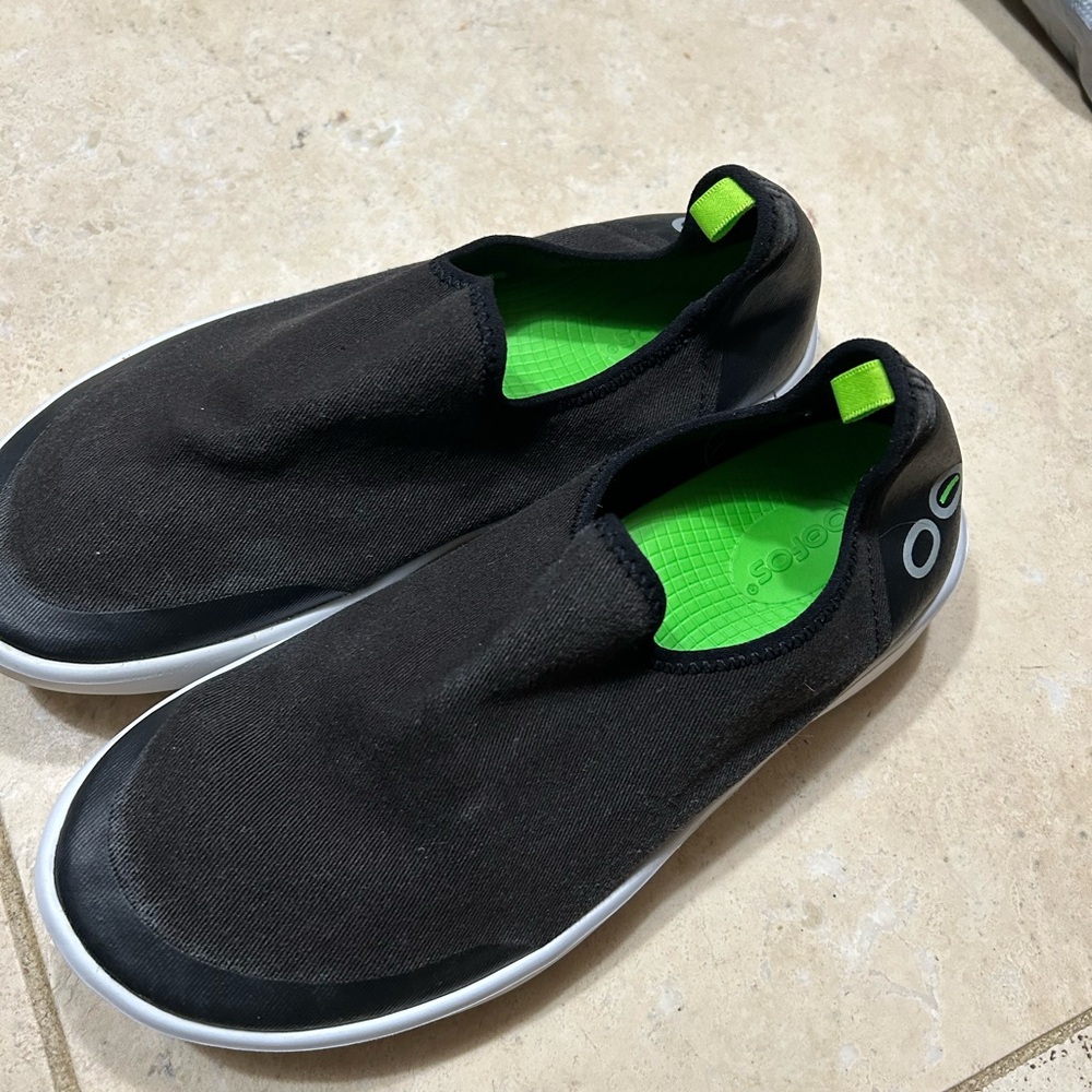 OOFOS Oomg Eezee Comfort Shoes - Women's Size 9 excellent condition